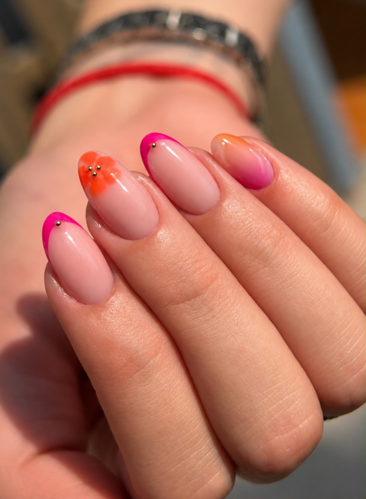 French manucure rose et orange sur base nude