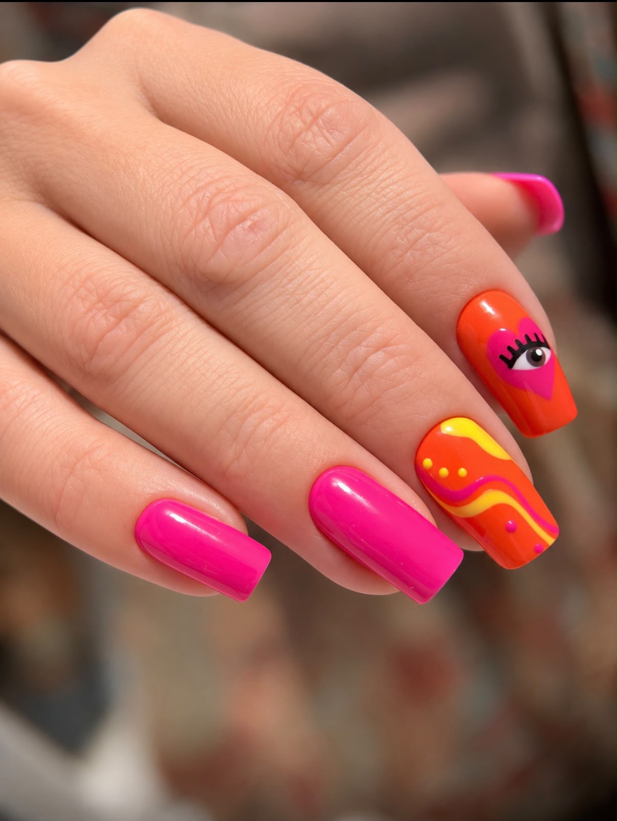 Nail art graphique rose, rouge et jaune